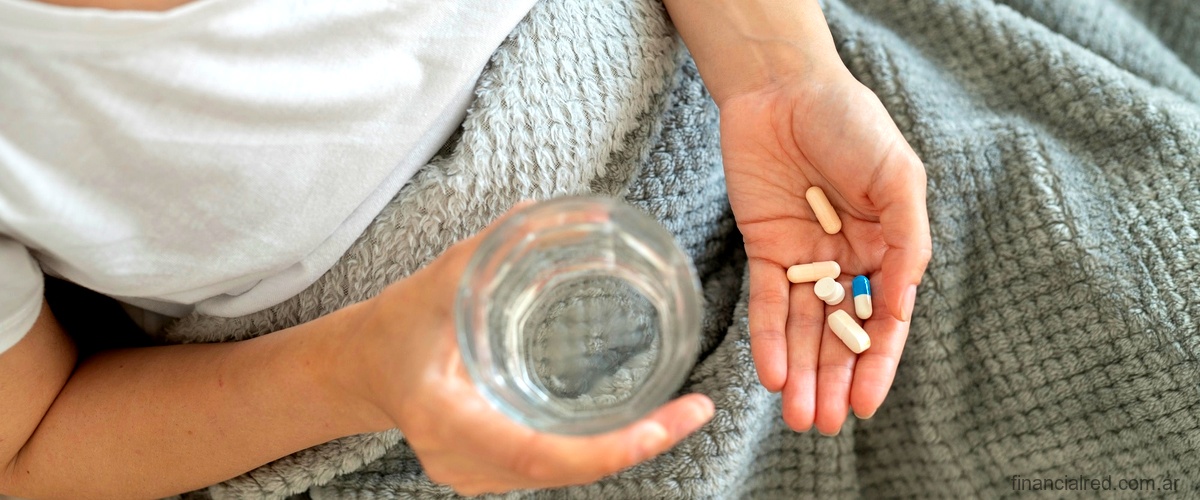¿Cuántas dosis de clindamicina se deben administrar a los adultos?