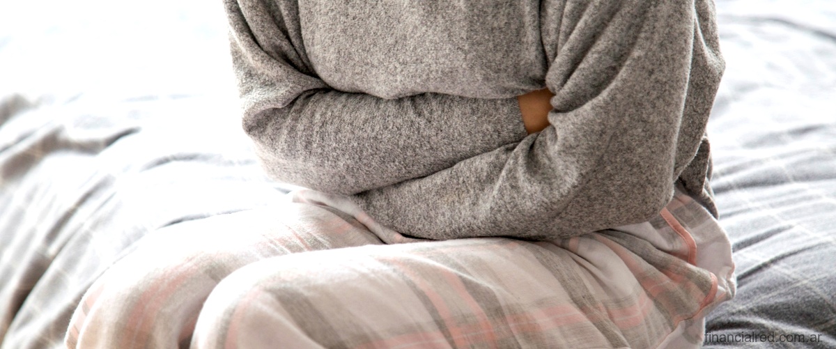 Hinchazón abdominal y ganas frecuentes de orinar: síntomas y causas